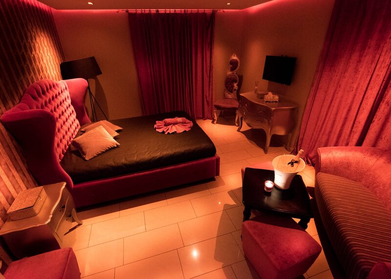 Elvetia - Club exclusivist din Zurich cauta fete